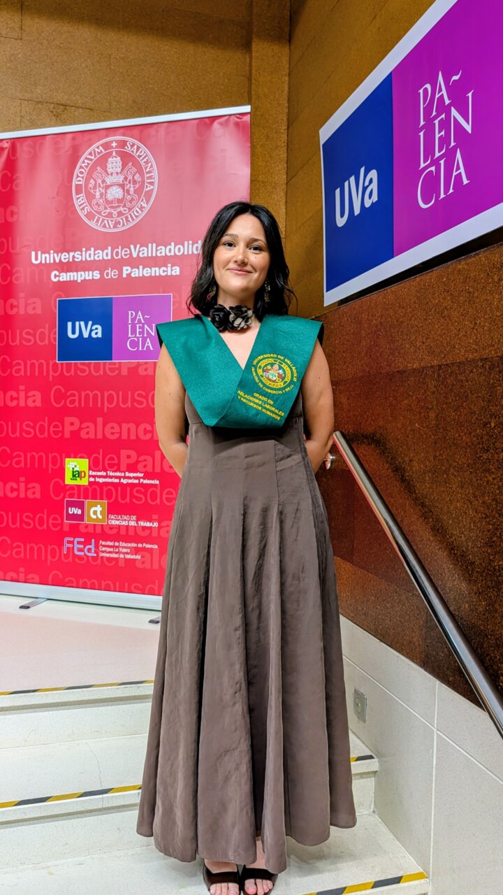 Estudiante graduada en Relaciones Laborales en Palencia con banda de graduación