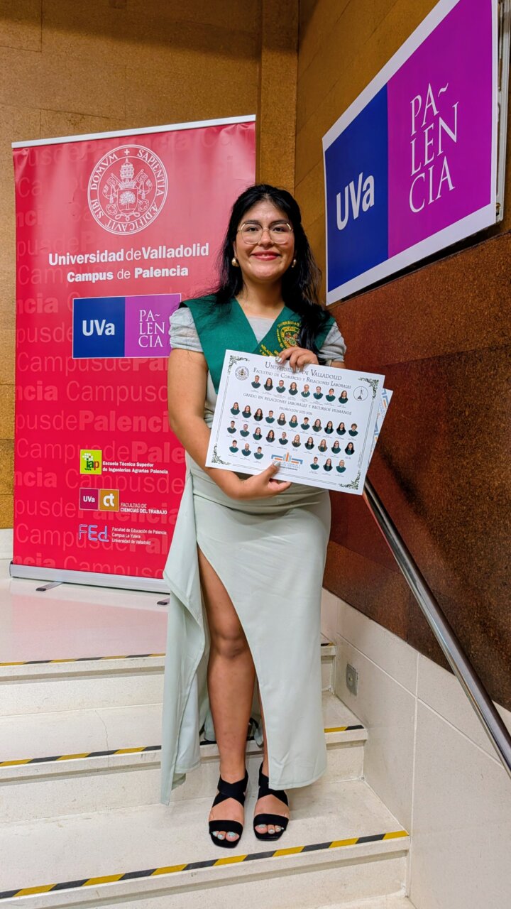 Estudiante sosteniendo diploma en ceremonia de graduación en Palencia