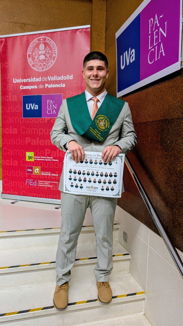 Estudiante graduado en Relaciones Laborales en Palencia con diploma y banda
