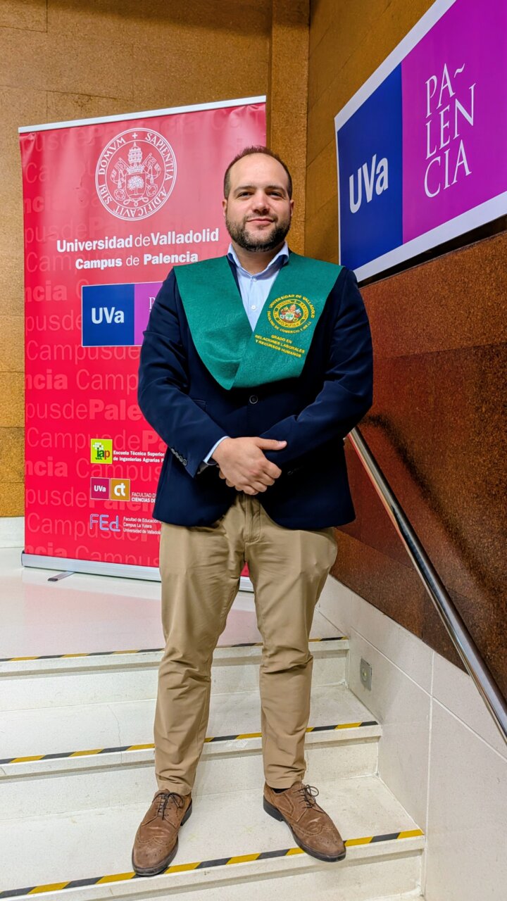 Graduado en Relaciones Laborales en ceremonia de graduación en Palencia