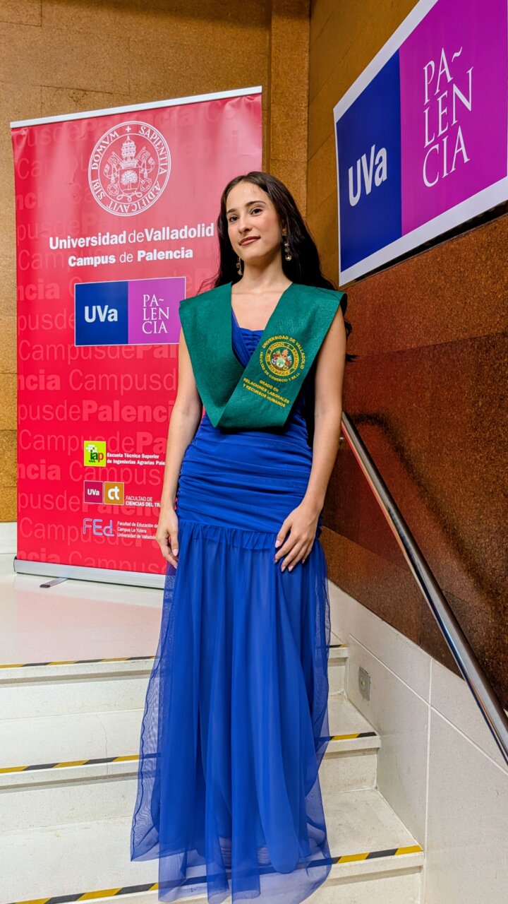 Estudiante graduada en Relaciones Laborales en Palencia con banda y vestido azul