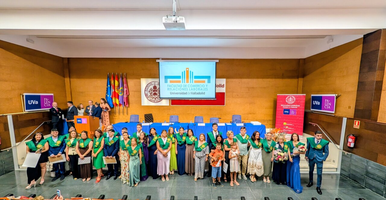 Grupo de graduados en Relaciones Laborales en Palencia con bandas y diplomas