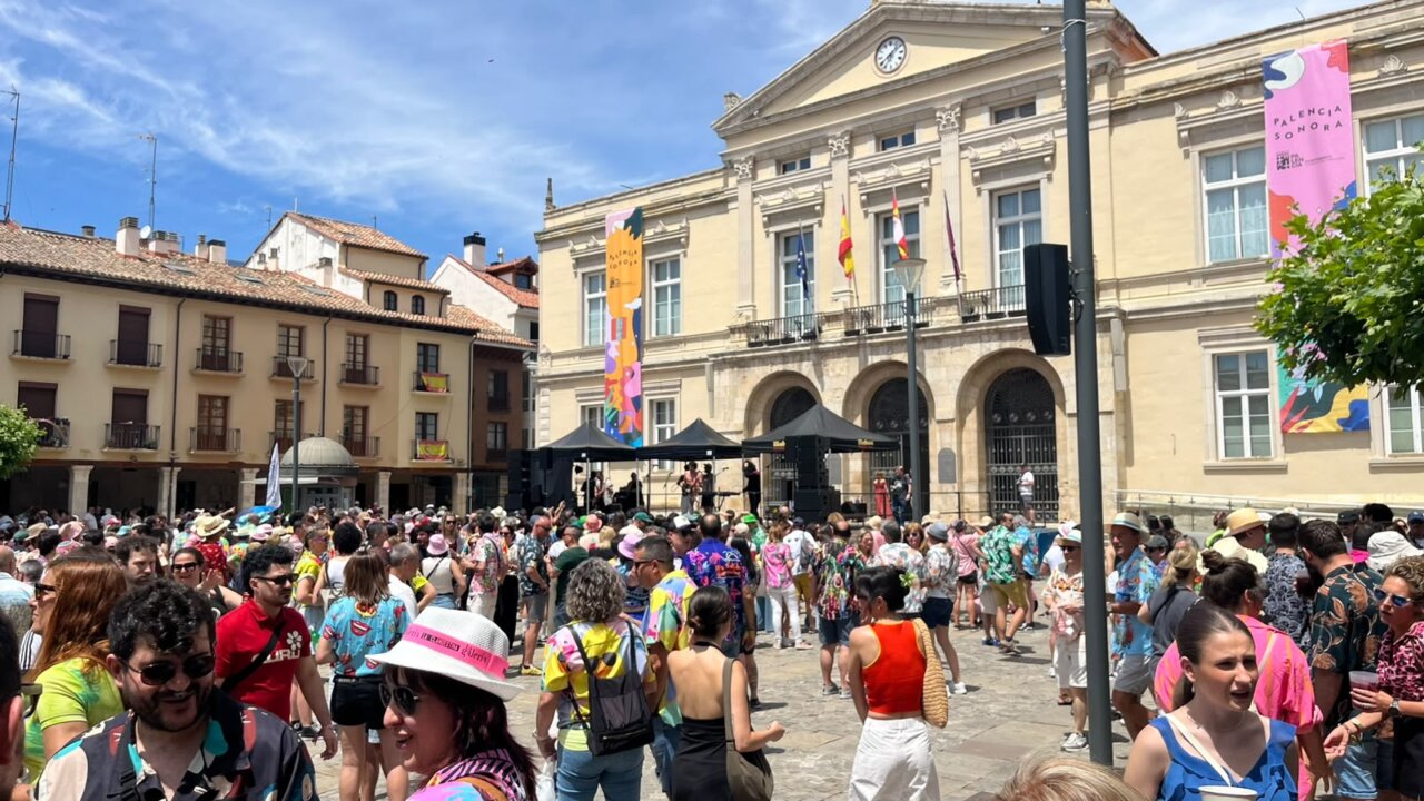 Multitud de personas disfrutando en el festival Palencia Sonora en El Sotillo.
