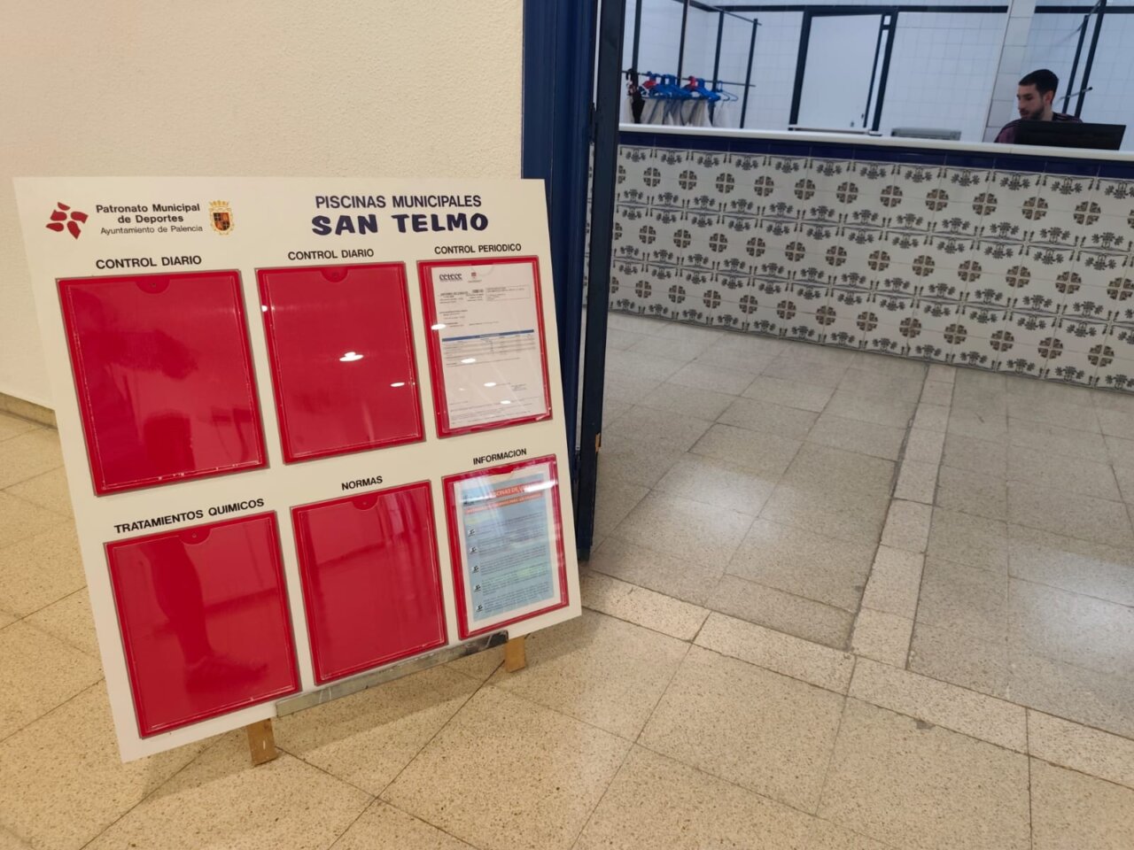 Cartel informativo en las piscinas municipales de San Telmo en Palencia