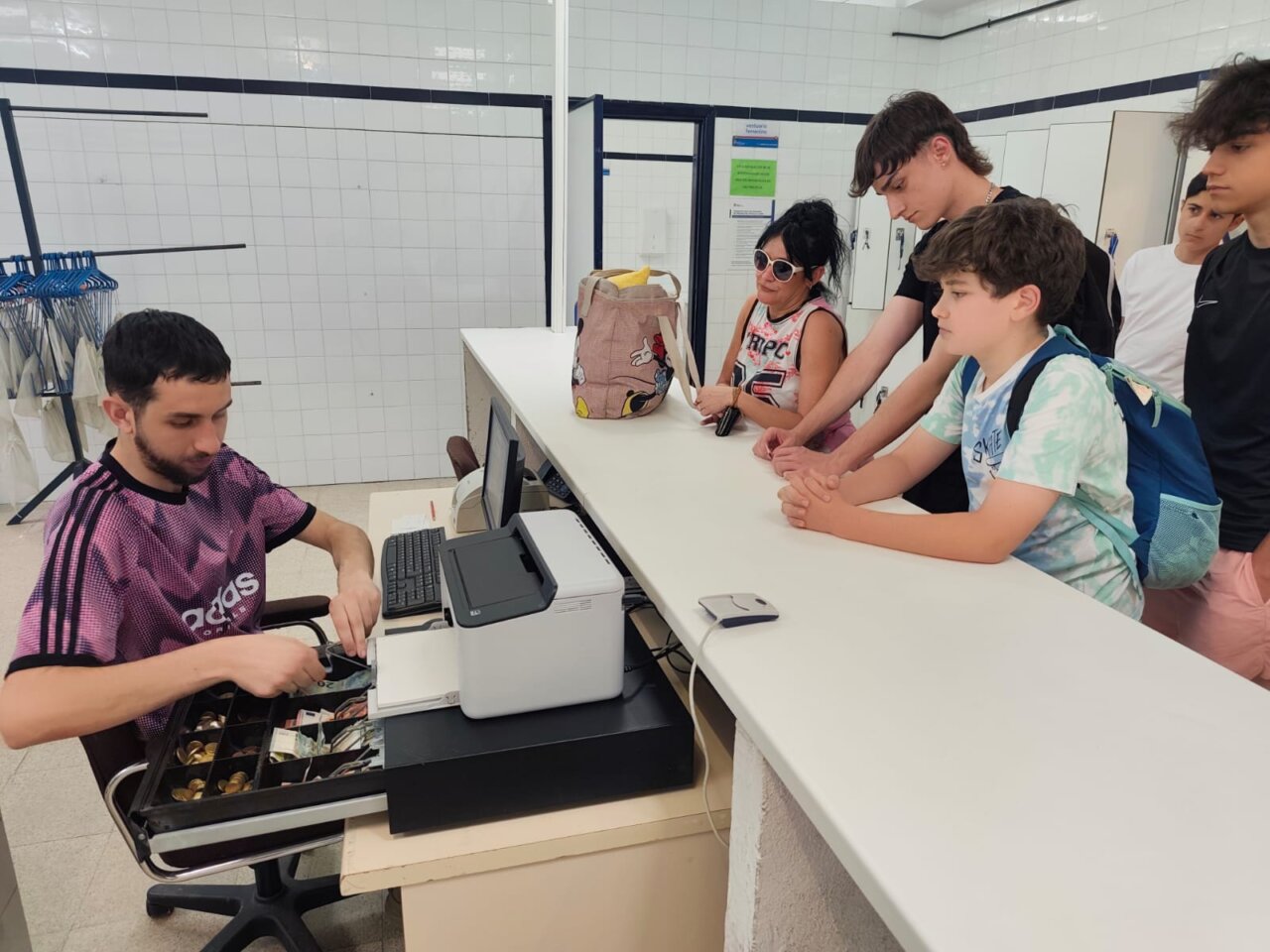Personas en la taquilla de la piscina Campo de la Juventud en Palencia