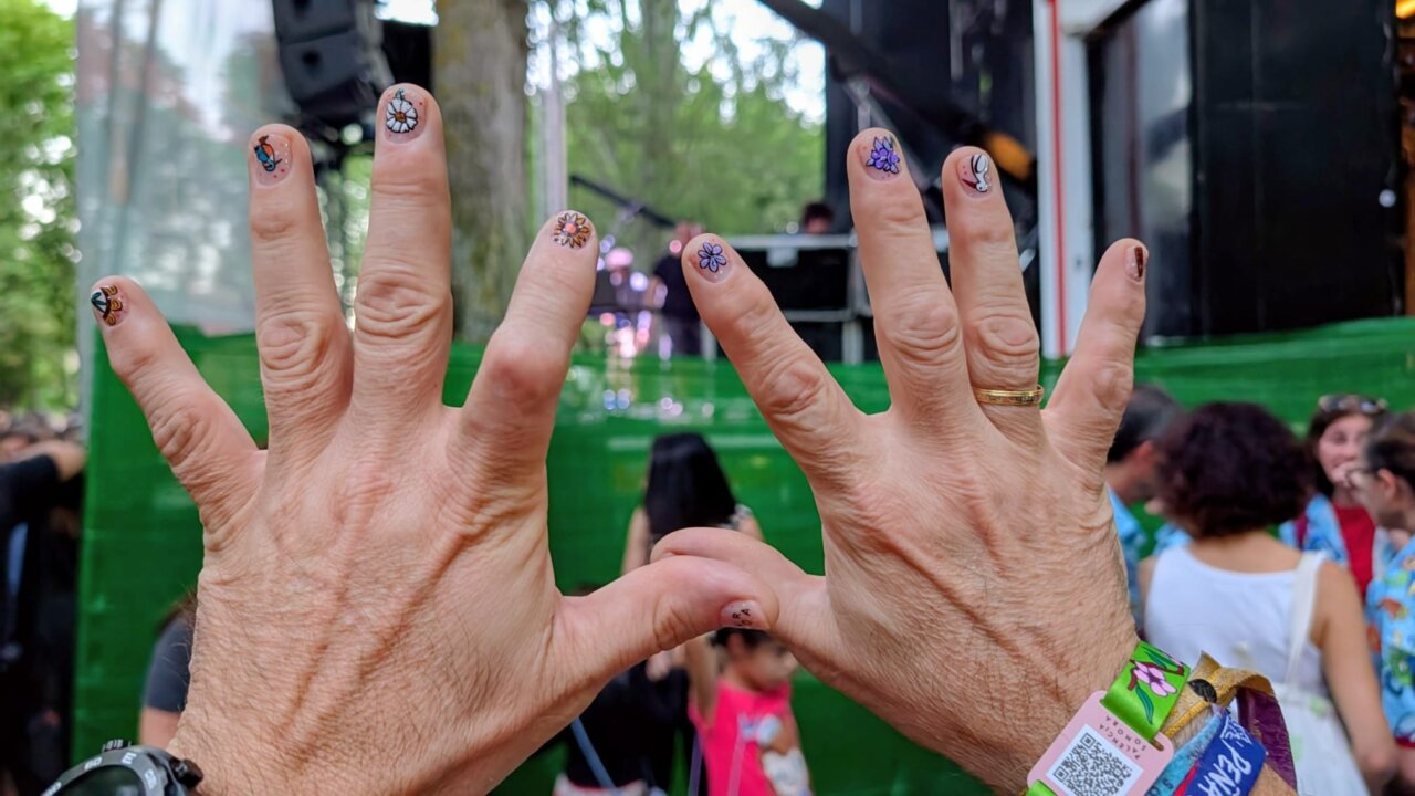 Manos con uñas decoradas en el festival Palencia Sonora