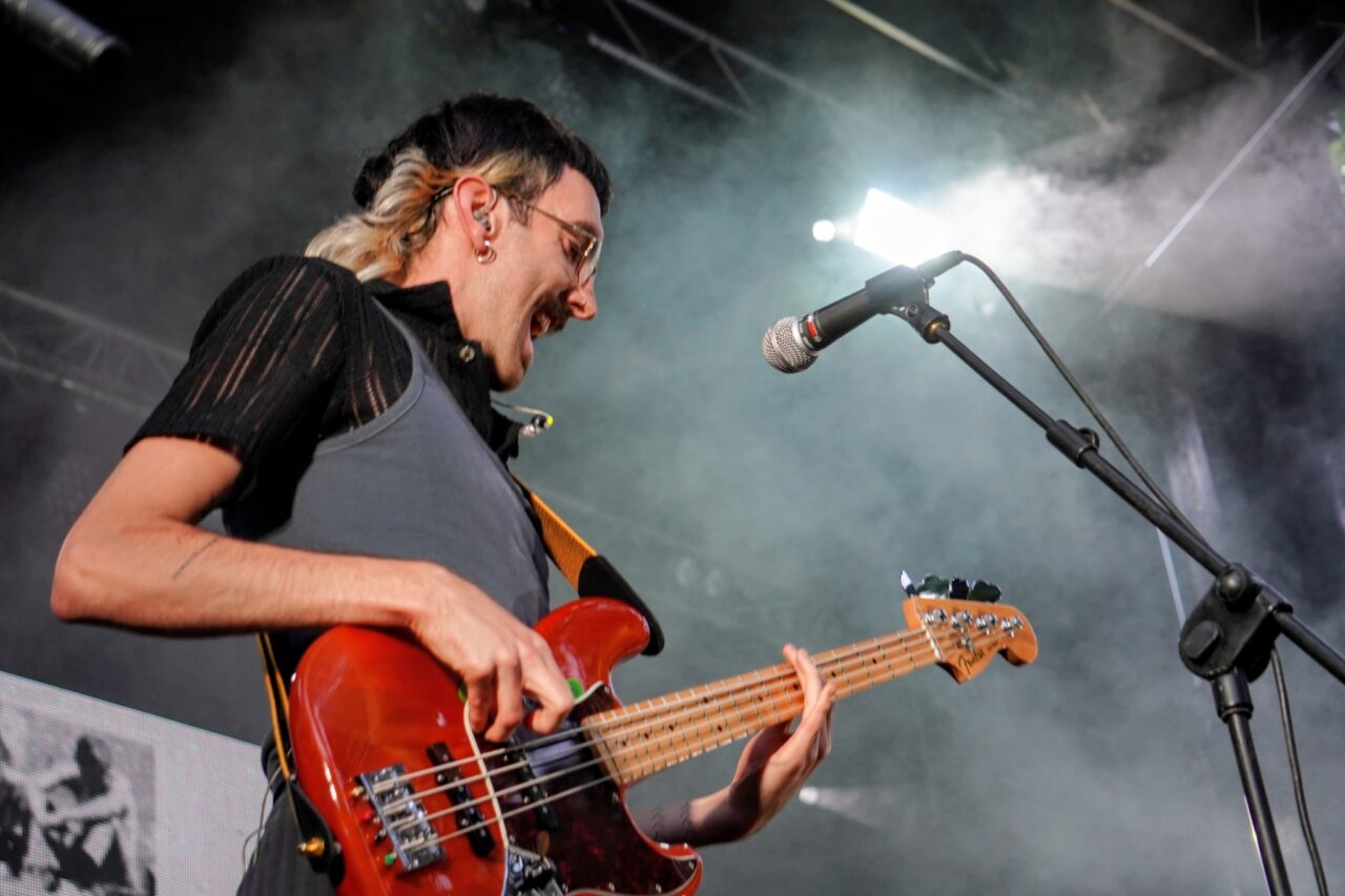 Músico tocando el bajo en el festival Palencia Sonora 2026