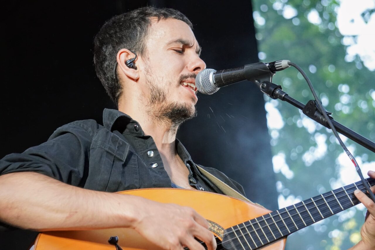 Músico tocando la guitarra en el festival Palencia Sonora 2026