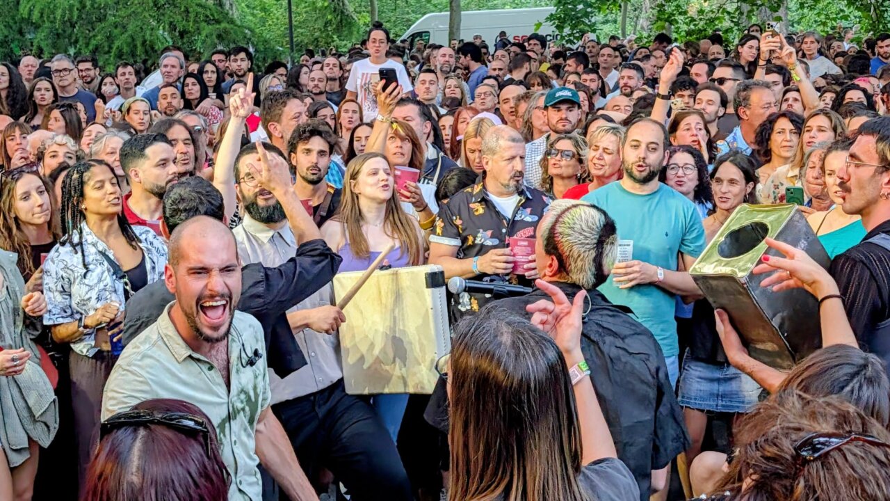 Multitud disfrutando del festival Palencia Sonora en El Sotillo