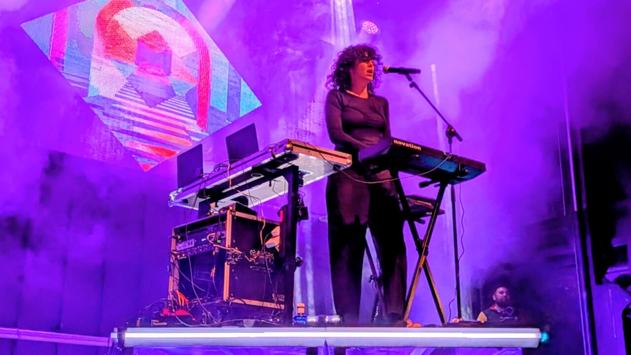 Artista actuando en el festival Palencia Sonora con luces de colores