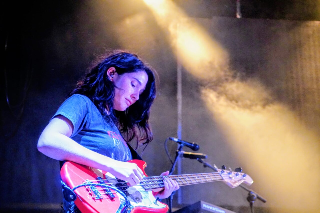Músico tocando el bajo en el festival Palencia Sonora 2026