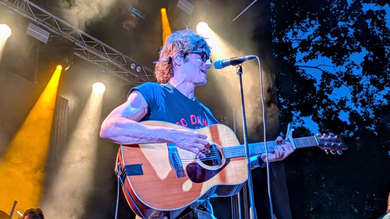 Músico tocando la guitarra en el festival Palencia Sonora 2026