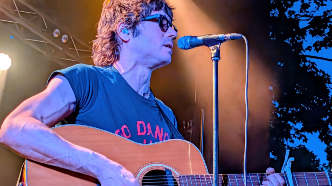 Músico tocando la guitarra en el festival Palencia Sonora.