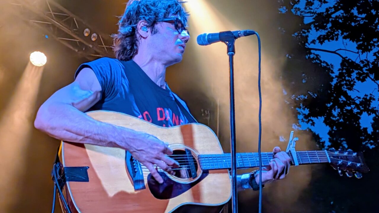 Músico tocando la guitarra en el festival Palencia Sonora 2026