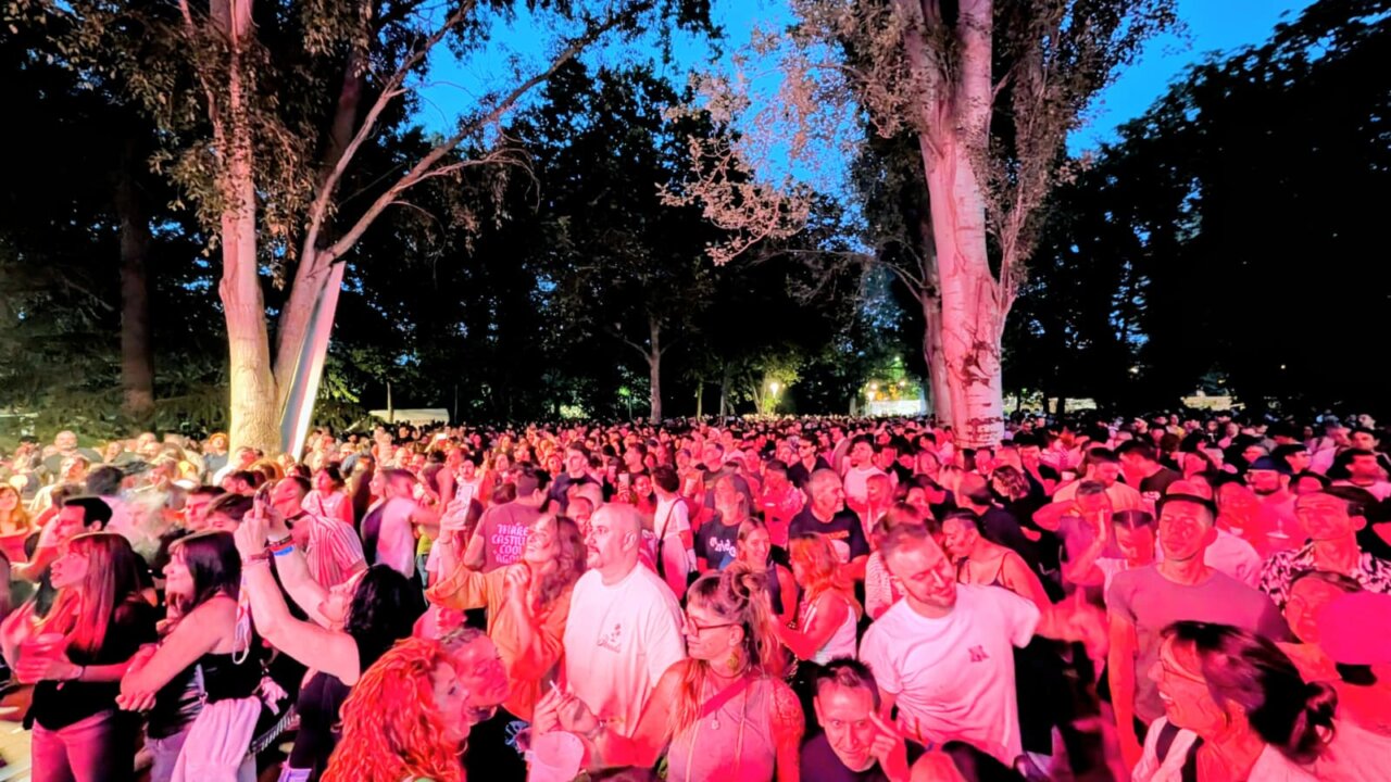 Multitud disfrutando del festival Palencia Sonora en El Sotillo