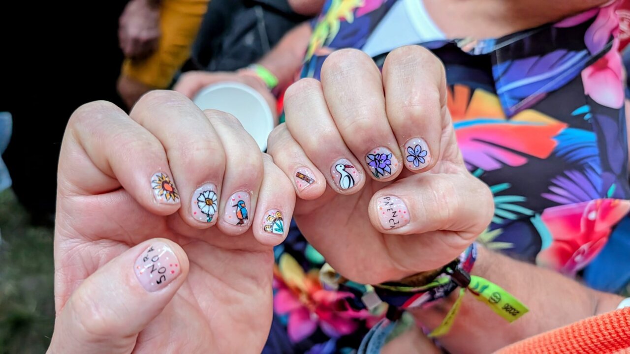 Manos con uñas decoradas en el festival Palencia Sonora 2026