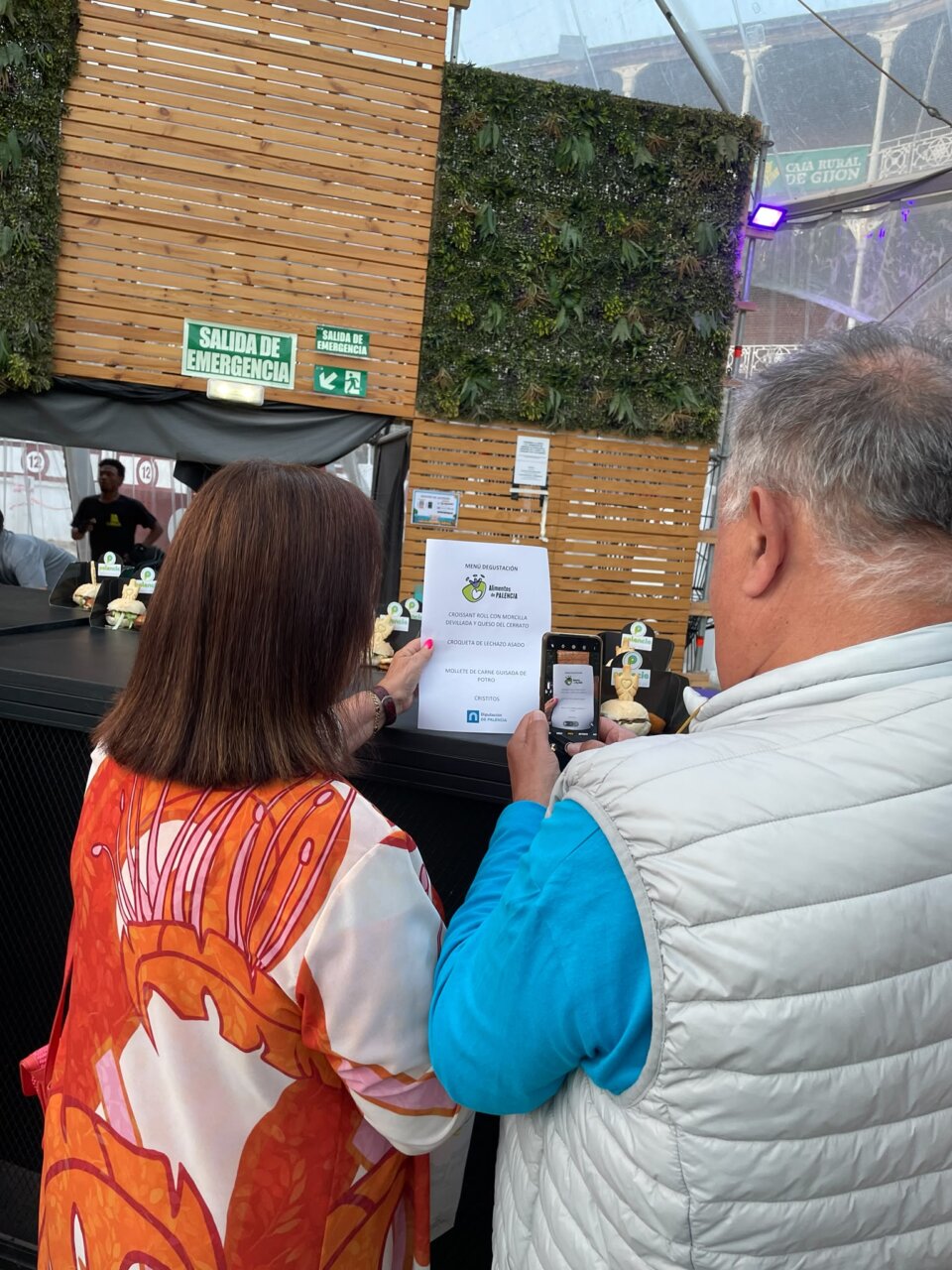 Personas interactuando en un evento gastronómico en Gijón