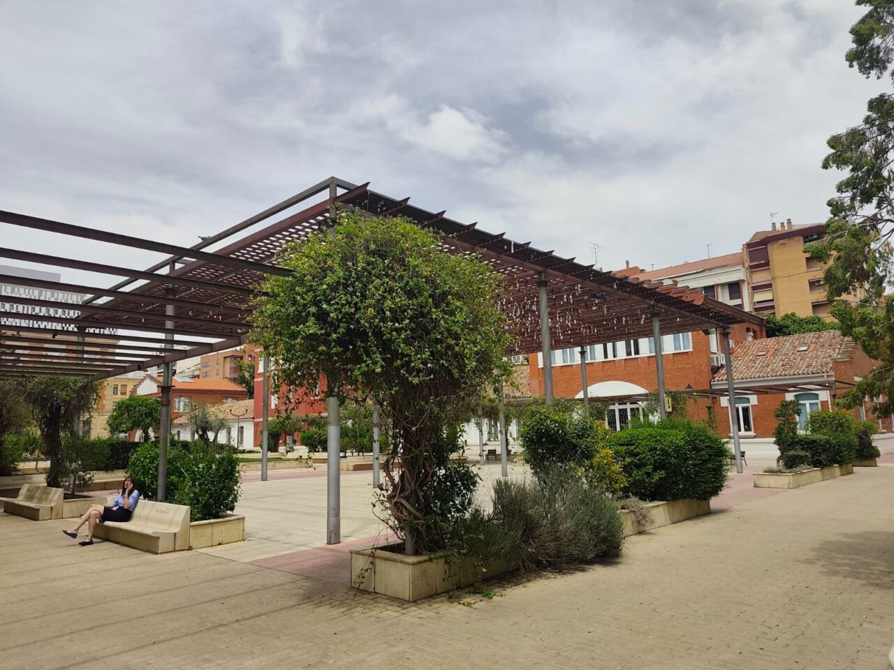 Pérgola en la Plaza de los Juzgados en Palencia con vegetación