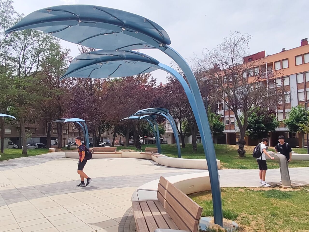 Espacio público con pérgolas y bancos en Palencia
