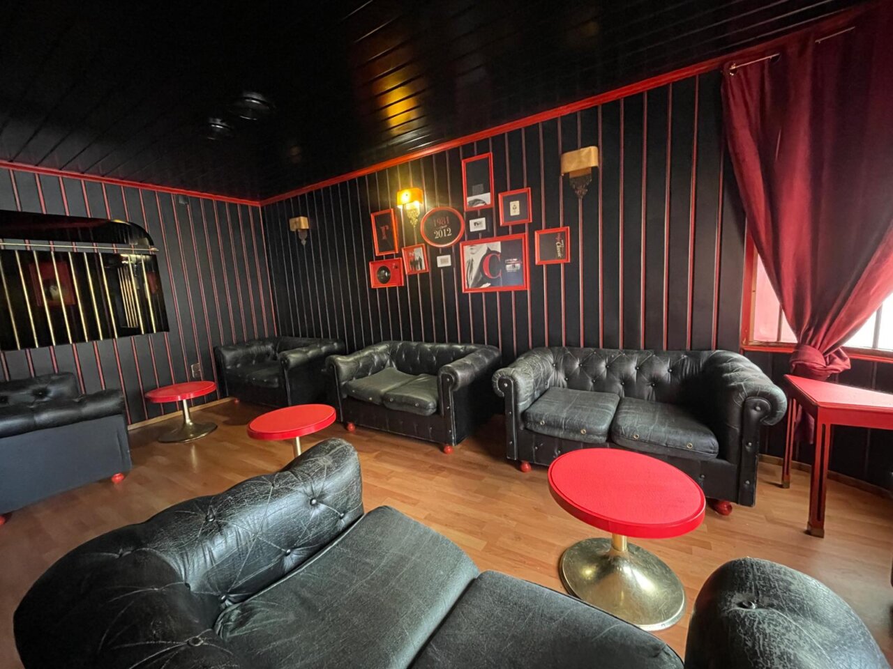 Interior del Discobar Rojo Classic con sillones y mesas rojas