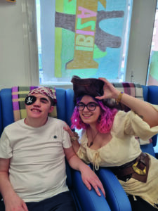 Dos jóvenes disfrazados de piratas en un evento de ASPACE PALENCIA