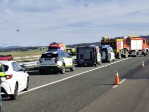 Accidente de tráfico en la A-67 con vehículos de emergencia presentes