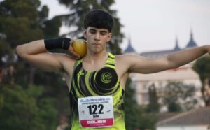 Iván García Álvarez lanzando la bola de peso en una competición de atletismo.