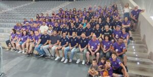Grupo de aficionados de la Peña Basket Morado y el Súper Agropal Palencia en el pabellón.