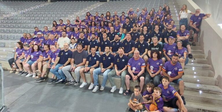 Grupo de aficionados de la Peña Basket Morado y el Súper Agropal Palencia en el pabellón.