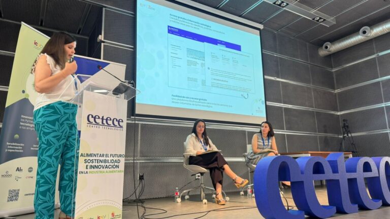 Ponentes discutiendo sobre sostenibilidad en la industria alimentaria en CETECE.