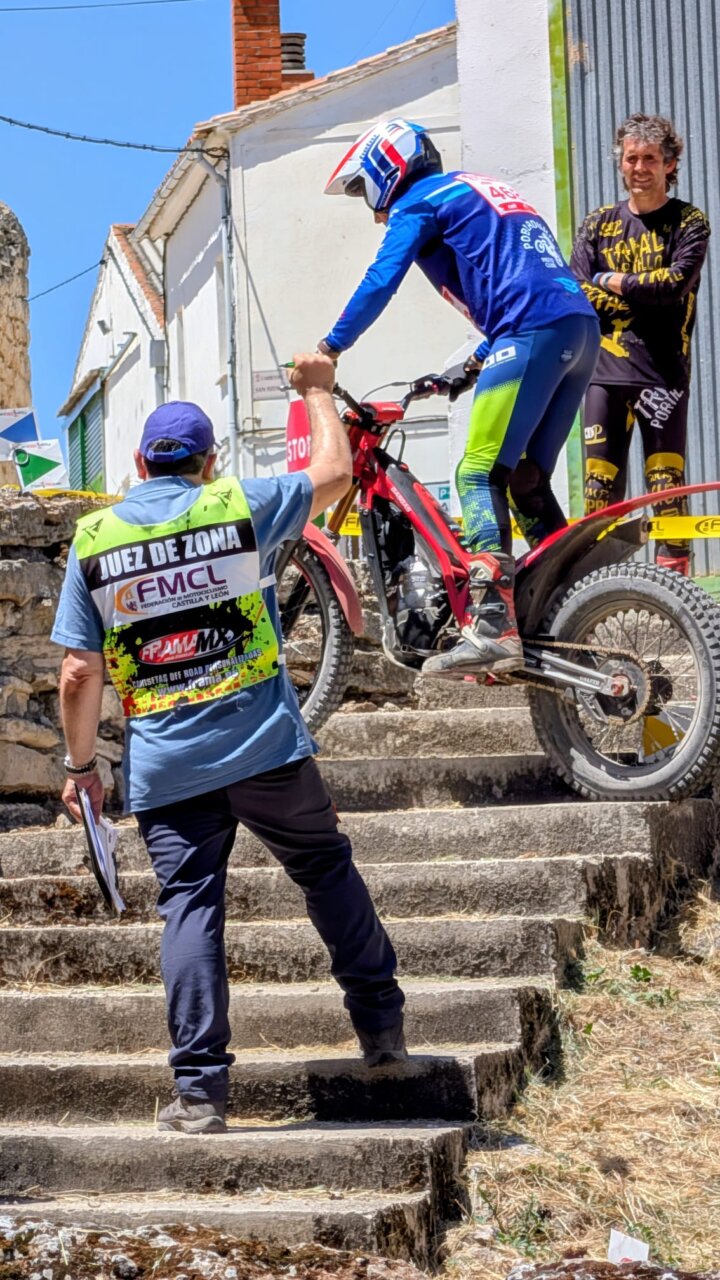 Piloto de trial recibiendo instrucciones en Tabanera de Cerrato