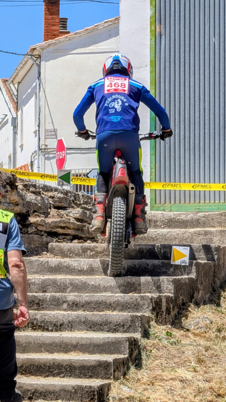 Piloto en moto de trial subiendo escaleras en Tabanera de Cerrato