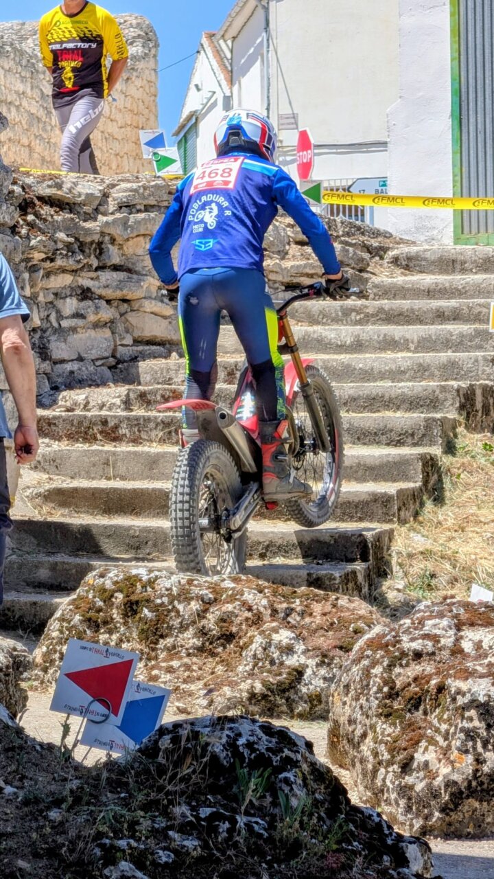 Piloto de trial subiendo escaleras en Tabanera de Cerrato durante el campeonato