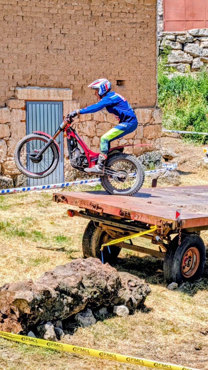 Piloto de trial saltando en una competición en Tabanera de Cerrato