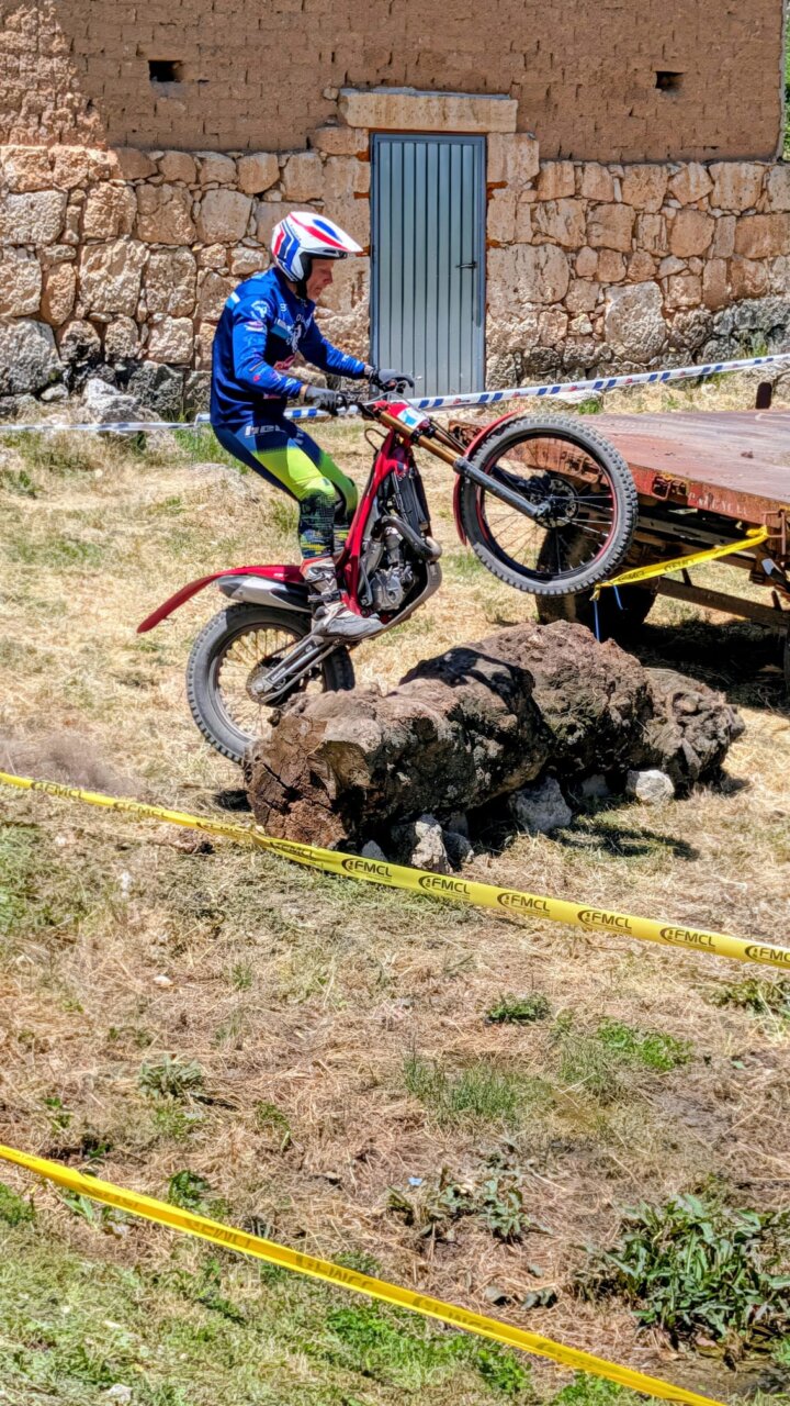 Piloto de trial superando un obstáculo en Tabanera de Cerrato