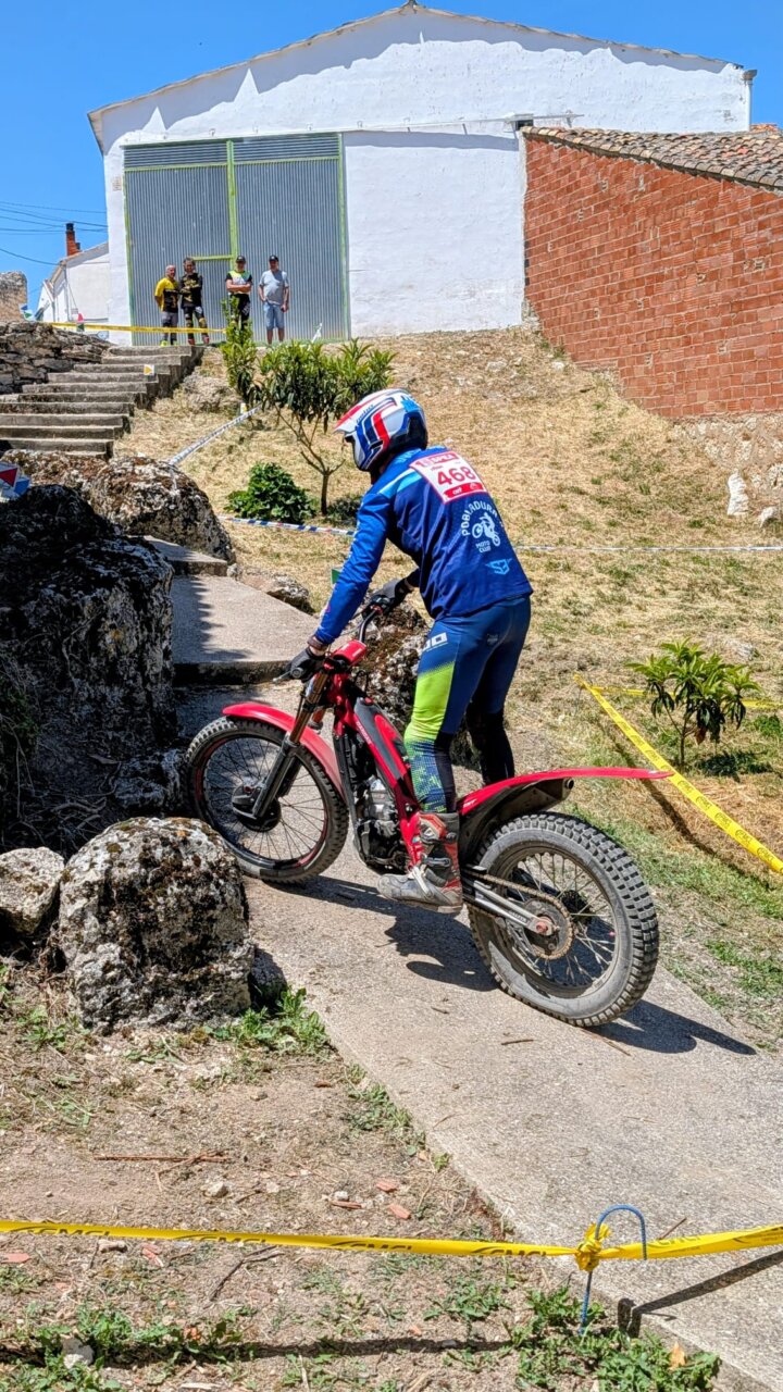 Piloto de trial en Tabanera de Cerrato durante competición
