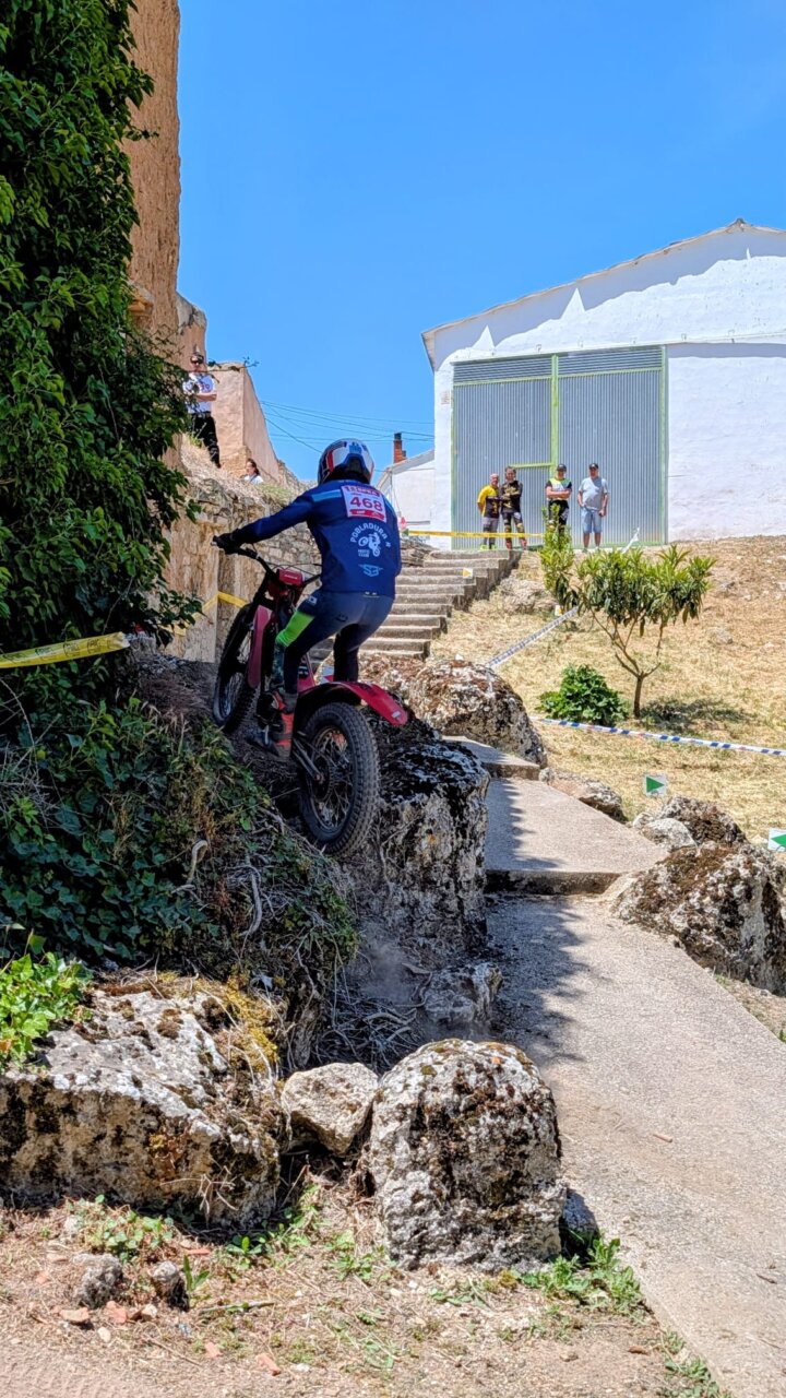 Piloto en acción durante el Campeonato de Trial en Tabanera de Cerrato