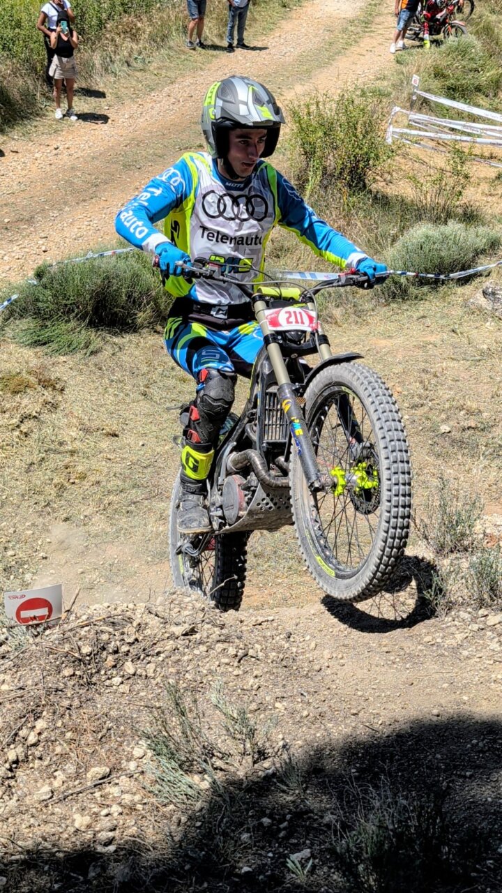 Piloto de trial compitiendo en Tabanera de Cerrato durante el campeonato regional