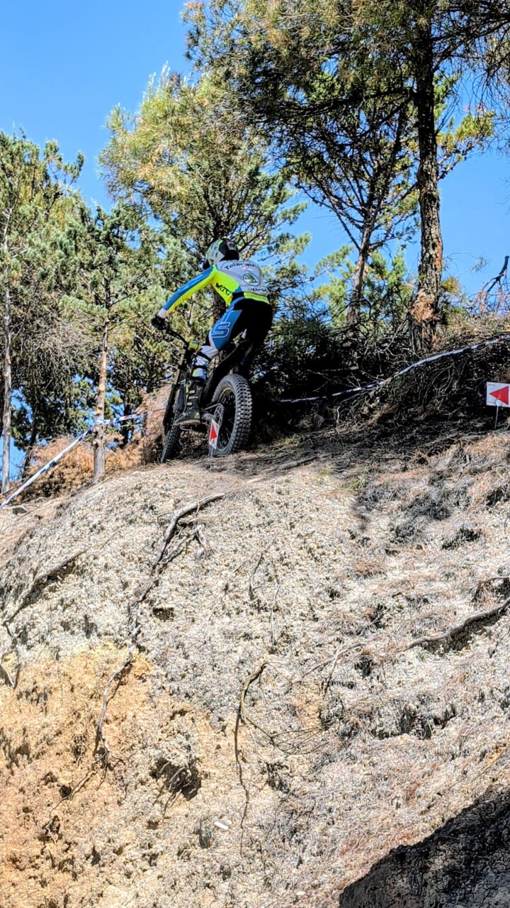 Piloto de trial en Tabanera de Cerrato superando un obstáculo en la competición