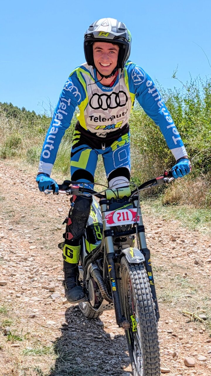 Piloto sonriente en moto de trial durante competición en Tabanera de Cerrato