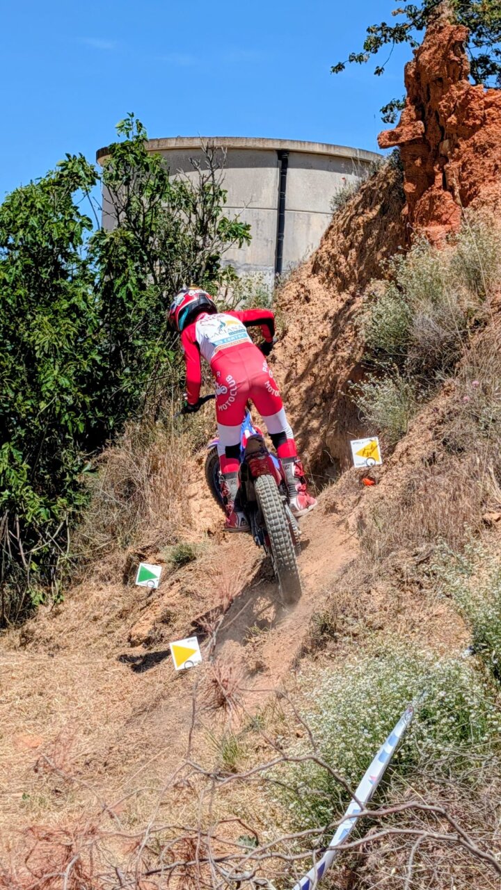 Piloto de trial en Tabanera de Cerrato superando un obstáculo en la competición