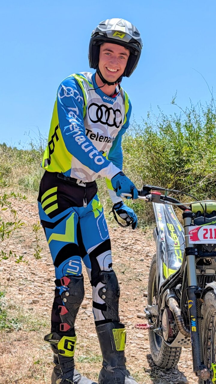 Piloto sonriente en evento de Trial en Tabanera de Cerrato