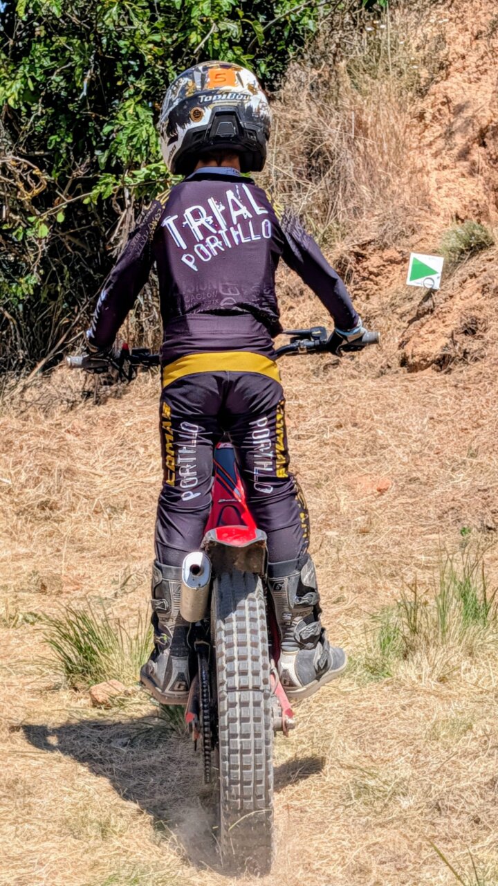 Piloto de trial en Tabanera de Cerrato con moto en competición