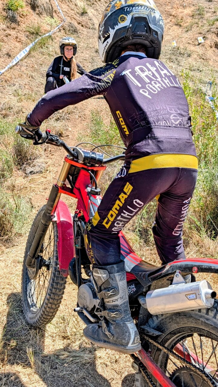 Piloto en motocicleta de trial en Tabanera de Cerrato durante campeonato