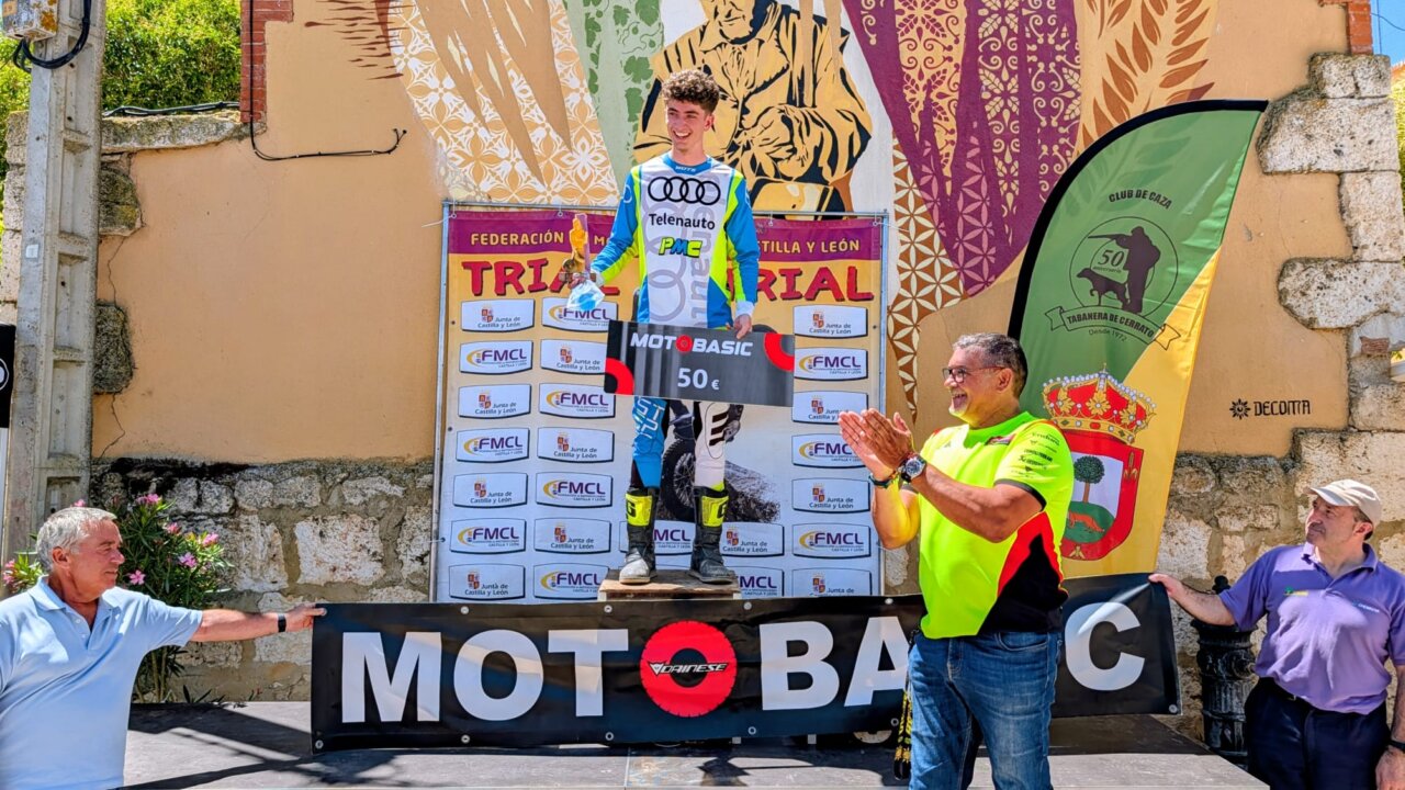 Piloto en el podio del Trial regional en Tabanera de Cerrato