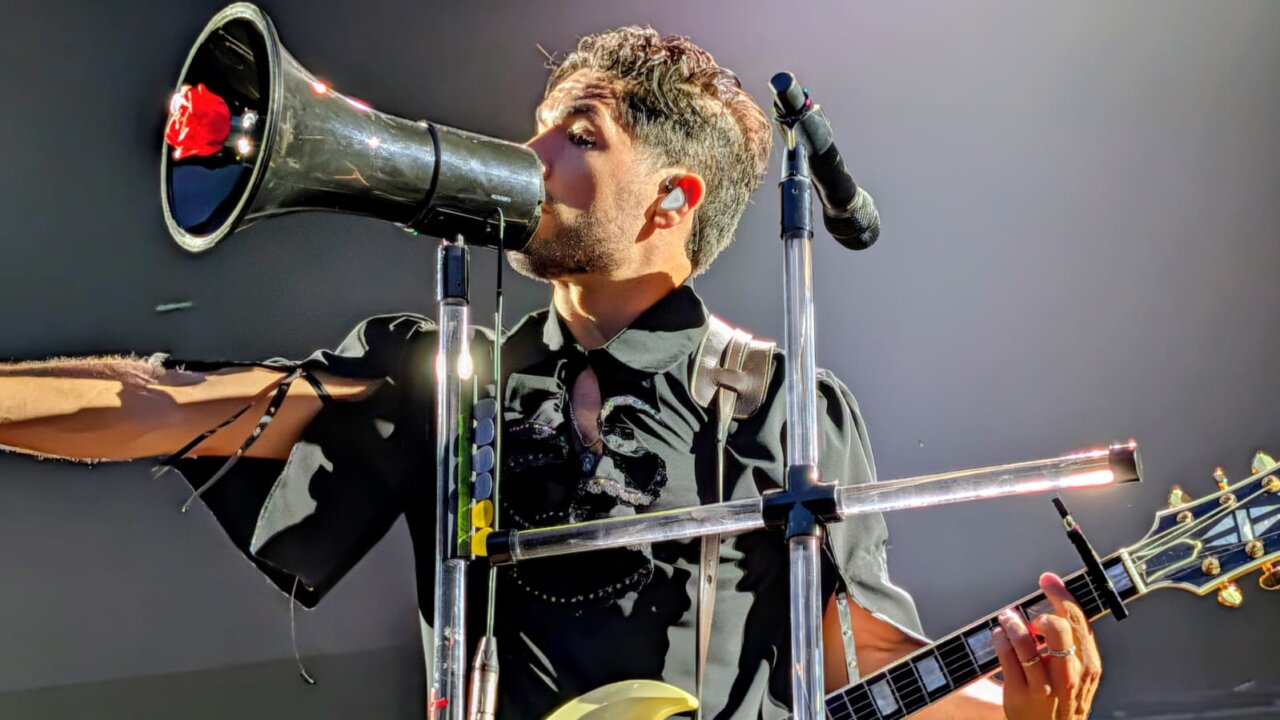 Músico actuando en el festival Palencia Sonora con un megáfono