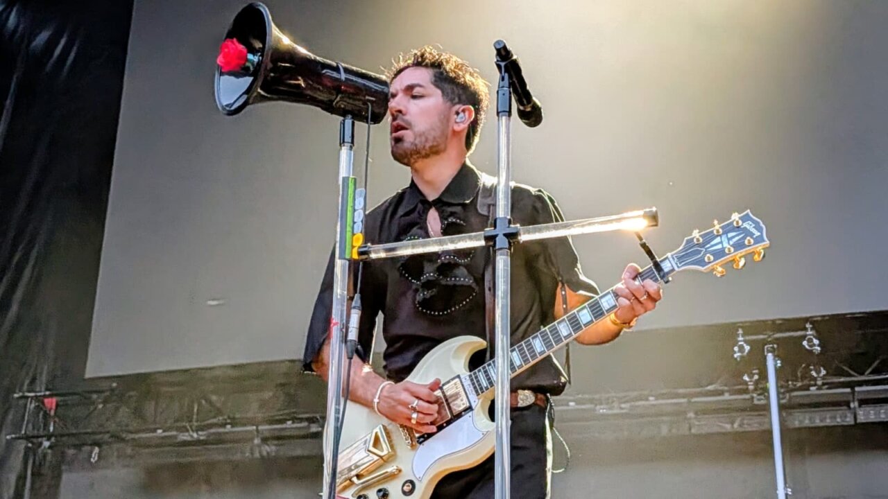 Músico actuando en el festival Palencia Sonora con guitarra y micrófono