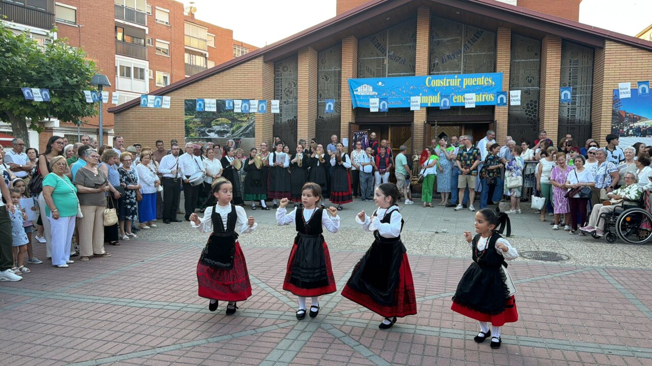 Niñas bailando en las fiestas patronales de San Antonio en Palencia