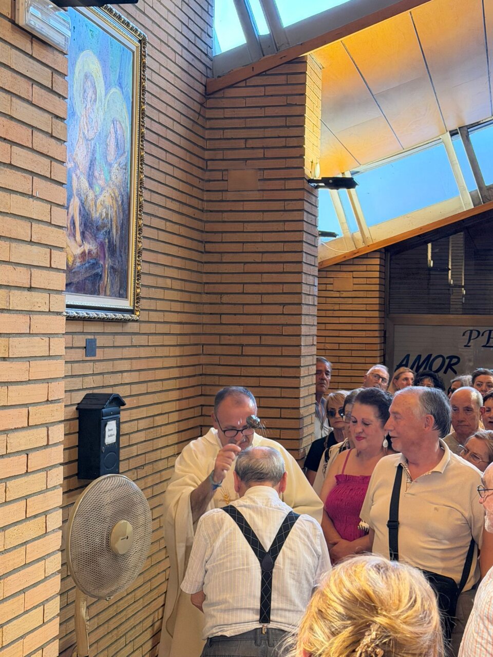 Presentación de la pintura San Antonio y el Niño Jesús en la iglesia de San Antonio.
