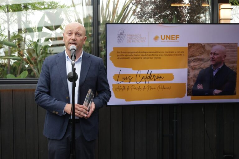Luis Calderón recibiendo un premio en un evento de UNEF